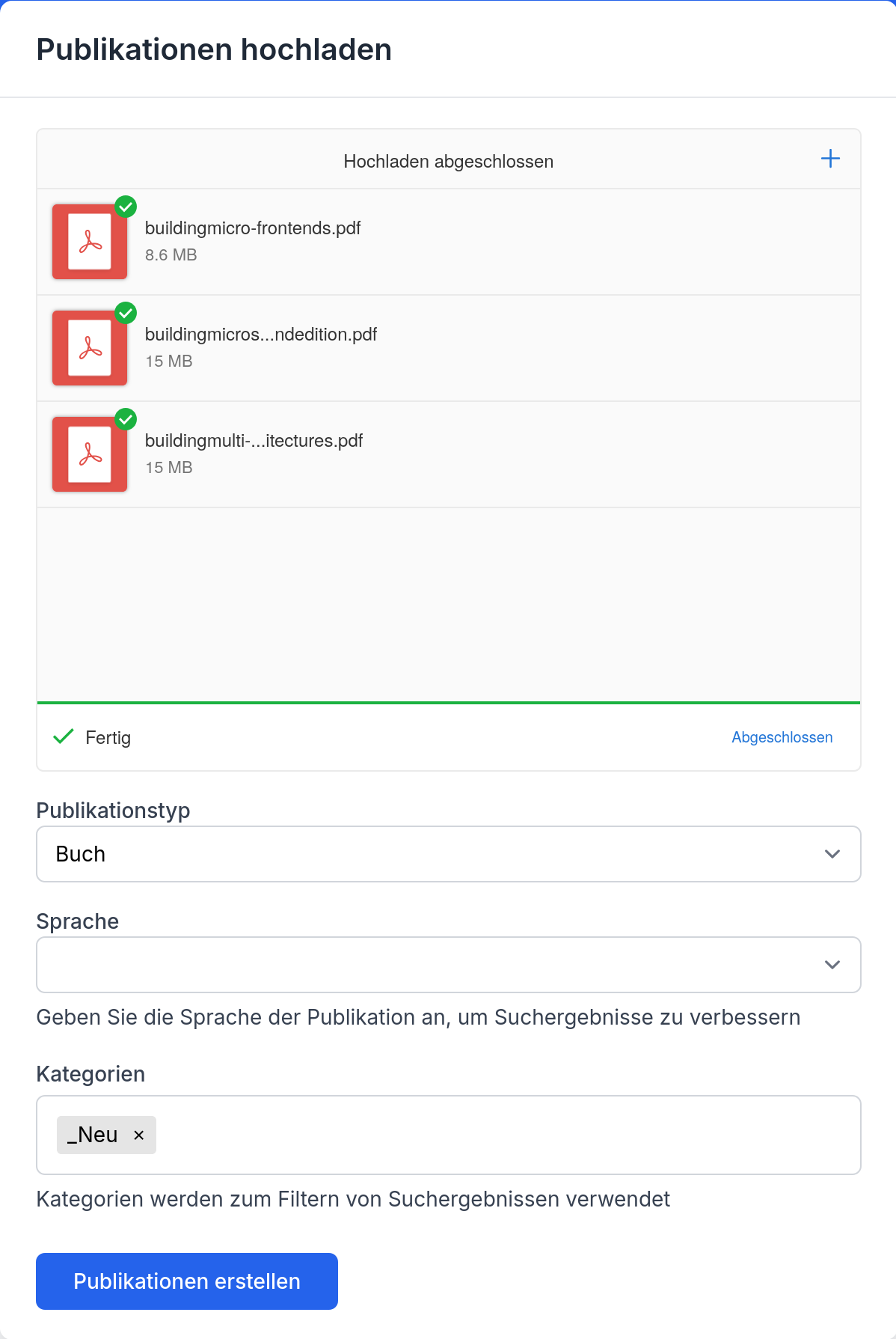 Ansicht nach dem Hochladen von drei PDF-Dateien.
  Oben werden die hochgeladenen Dateien mit grünen Häkchen angezeigt.
  Darunter befinden sich Auswahlfelder für Publikationstyp und Sprache, sowie ein Feld für Kategorien.
  Am unteren Rand ist der blaue Button "Publikationen erstellen" zu sehen.