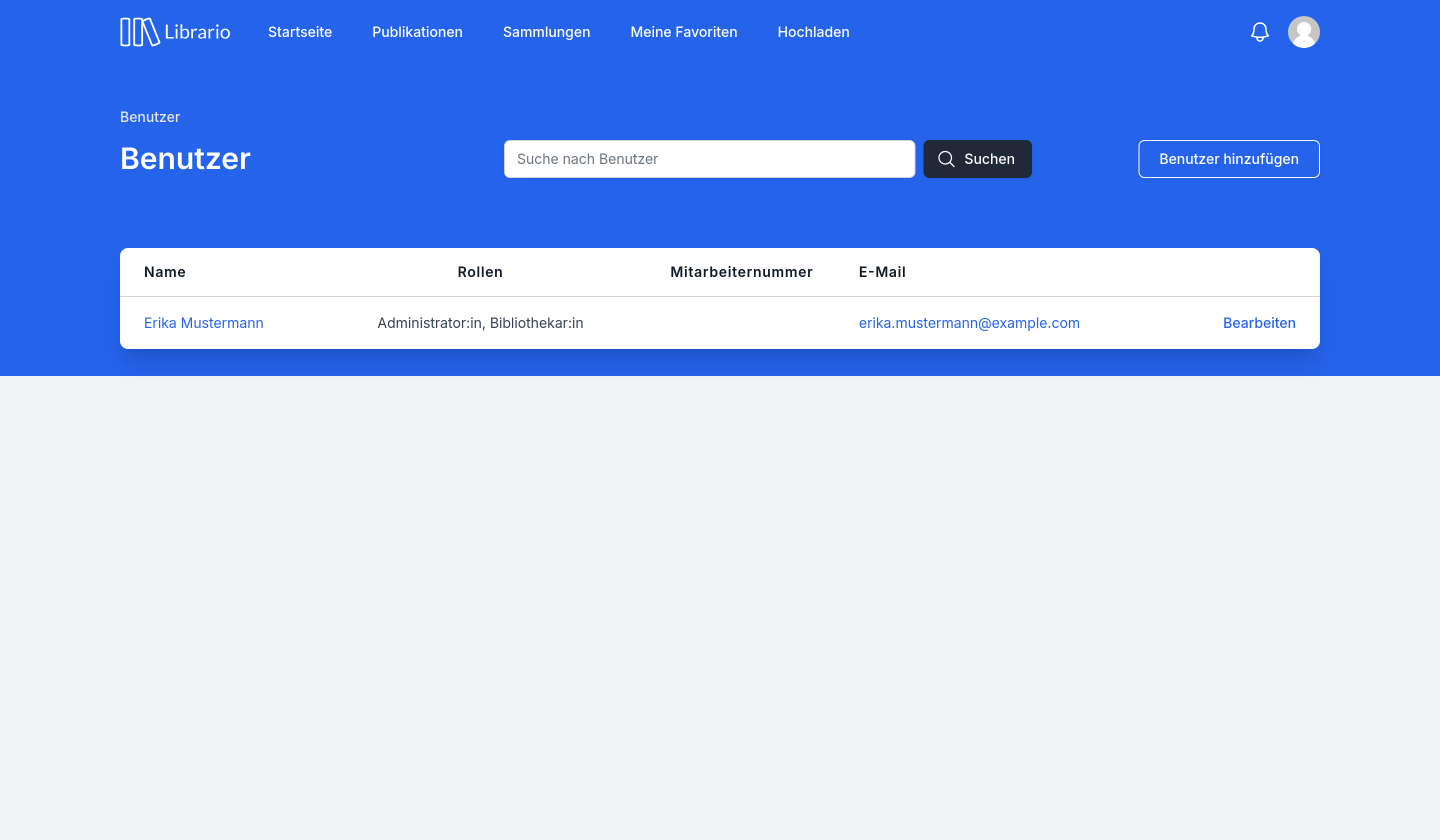 Screenshot der Benutzerverwaltung in Librario.
  Die Seite zeigt eine Übersichtstabelle mit Spalten für Name, Rollen, Mitarbeiternummer und E-Mail-Adresse.
  Über der Tabelle befindet sich eine Suchleiste für Benutzer und ein blauer Button "Benutzer hinzufügen".