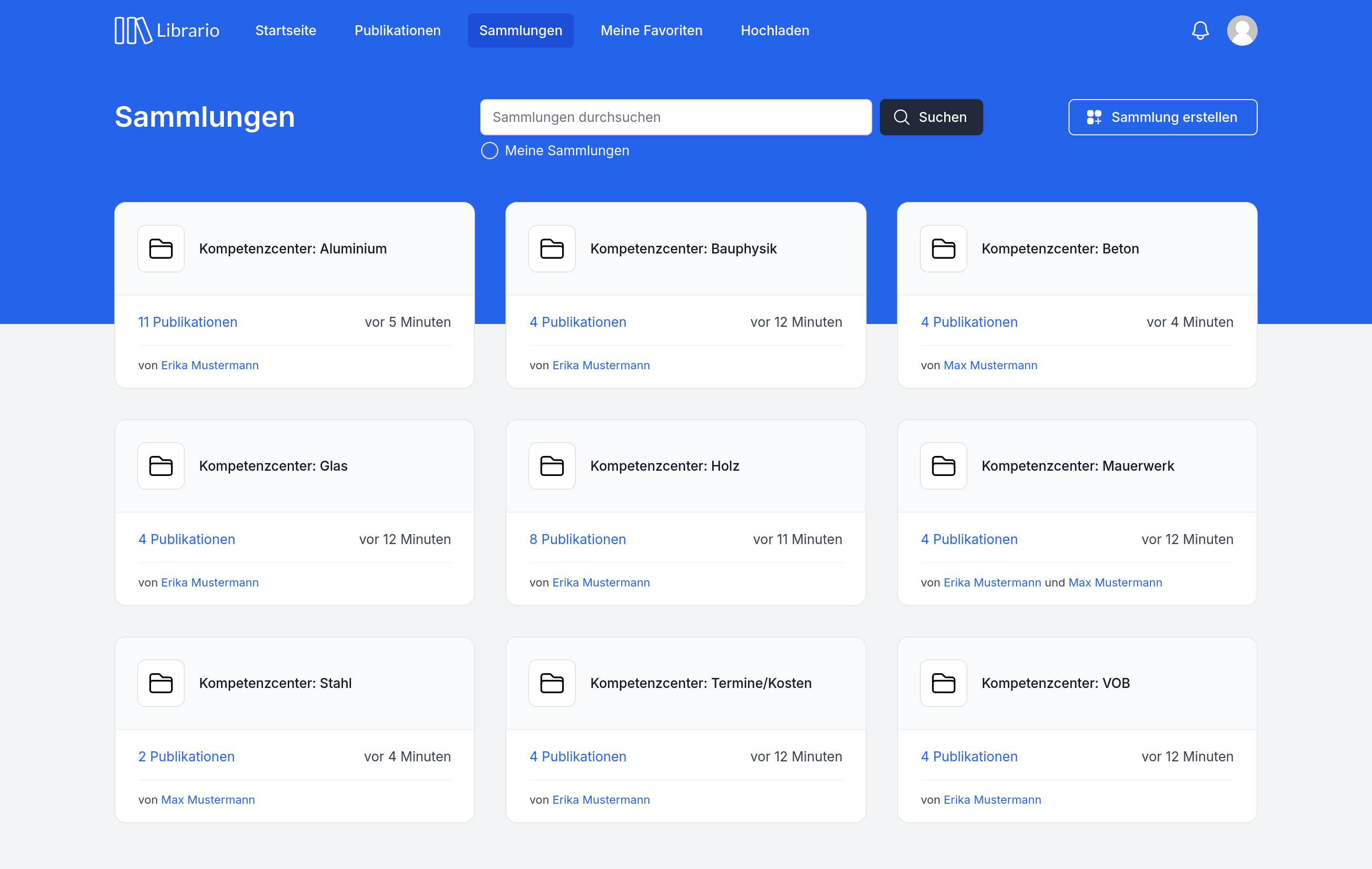 Screenshot der Sammlungsübersicht in Librario.
  Im Kopfbereich befinden sich eine Suchleiste und ein Button "Sammlung erstellen".
  Darunter sind Karten für verschiedene Kompetenzcenter zu sehen, die jeweils den Namen, die Anzahl der Publikationen und die verantwortlichen Personen anzeigen.